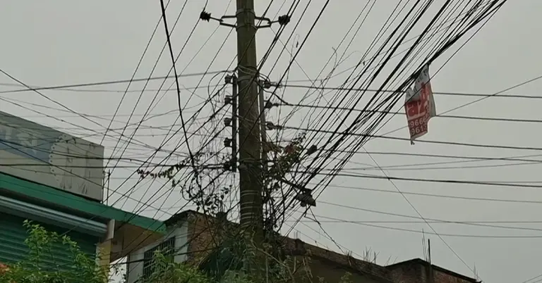 টাঙ্গাইলে পাঁচ বছরেও অপসারণ হয়নি বিদ্যুতের খুঁটি